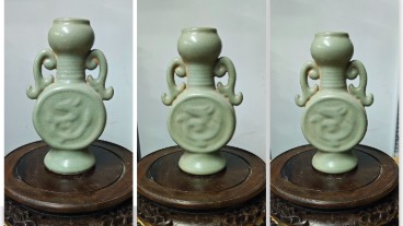 汝窑挂耳龙纹蒜头瓶