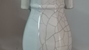 宋.官窑六棱贯耳瓶